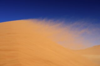 Sandverwehung in der Namib, Namibia