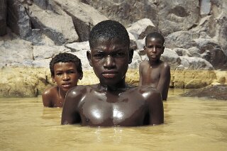 Kinder in einer Guelta, Mali